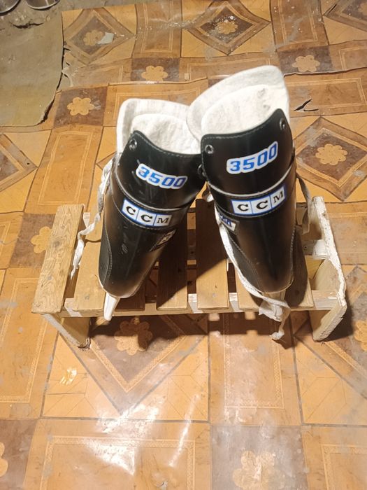 Продам коньки мужские  43 размер на 44разм.