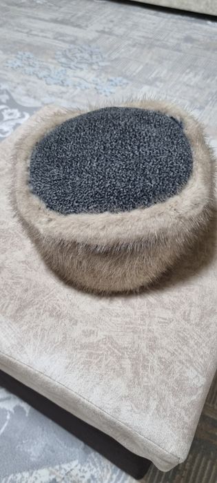 Аёллар норка шапкаси сотилади.