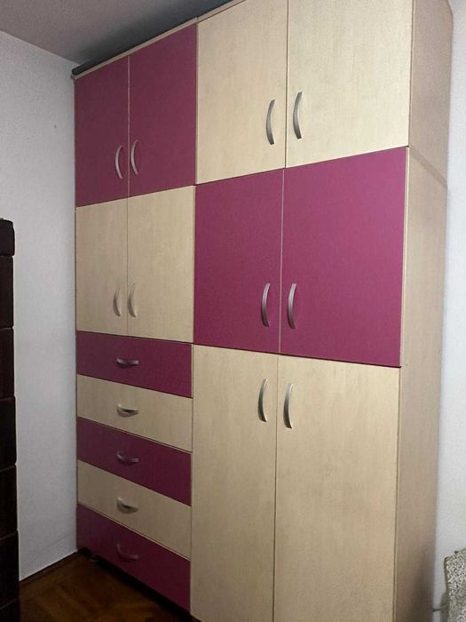 Vând dormitor de fetiță cu masă de birou.