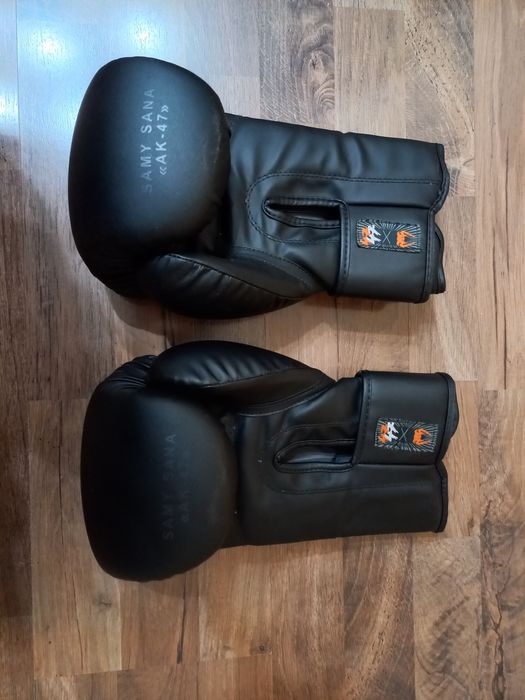 Перчатки боксёрские.