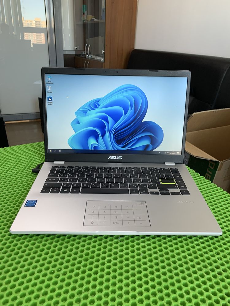 Ультрабук Asus с коробкой.