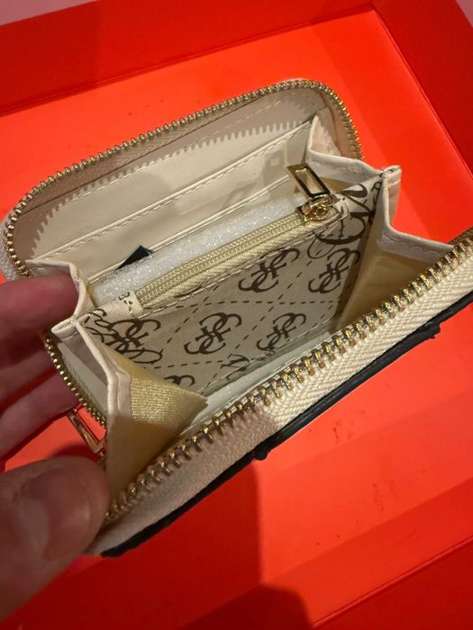 Дамски портмонета guess