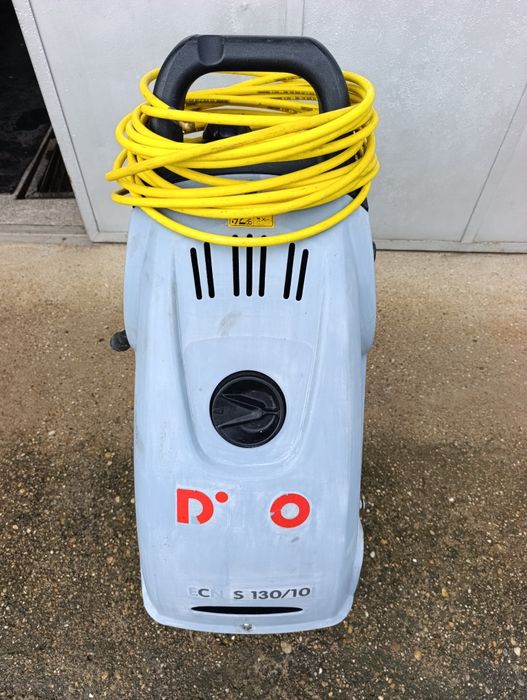 Машинно отпушване на канали с професионална машина.