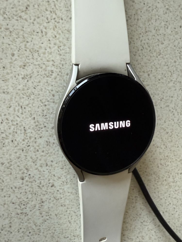 Смарт часовник Galaxy Watch 4 перфектен
