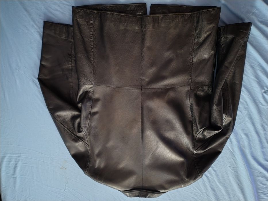 Vând geacă de piele tip sacou, culoare neagră,veche,producție Mongolia