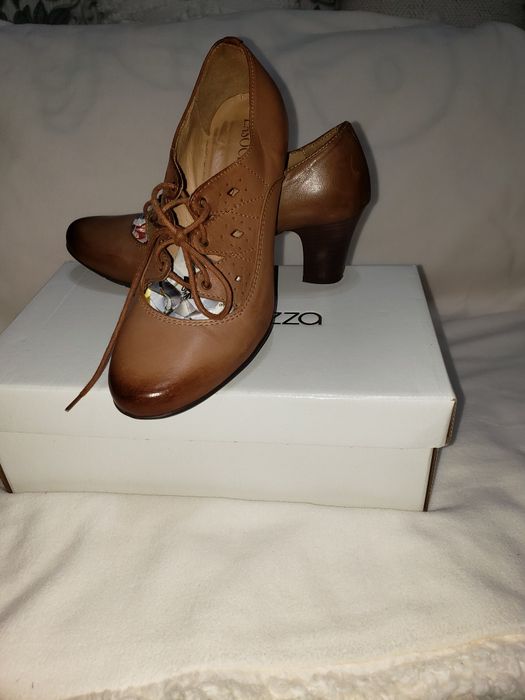 Vand incaltaminte de primavara  marimea 37 si o vesta blanita neagra