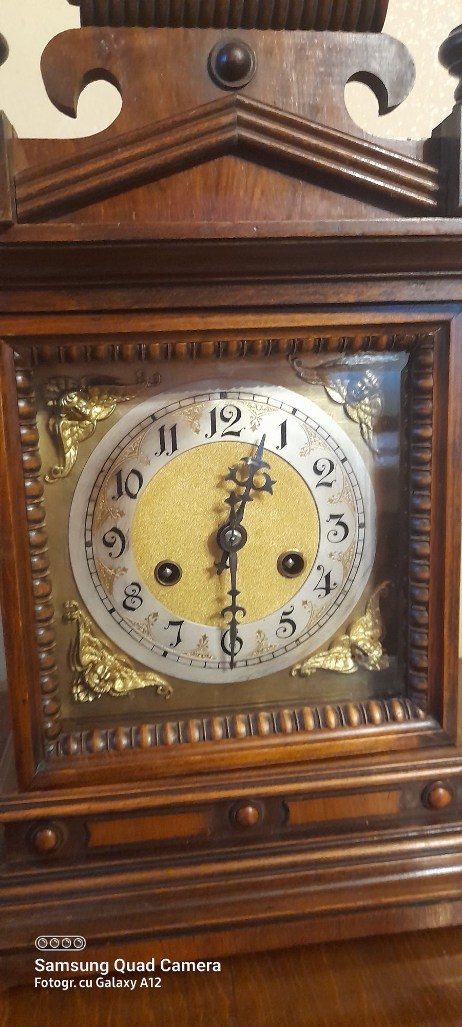 Vechi ceas pentru semineu, bogat ornamentat