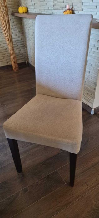 масивна маса от бук, 10 бр. дървени столове с тапицерия.