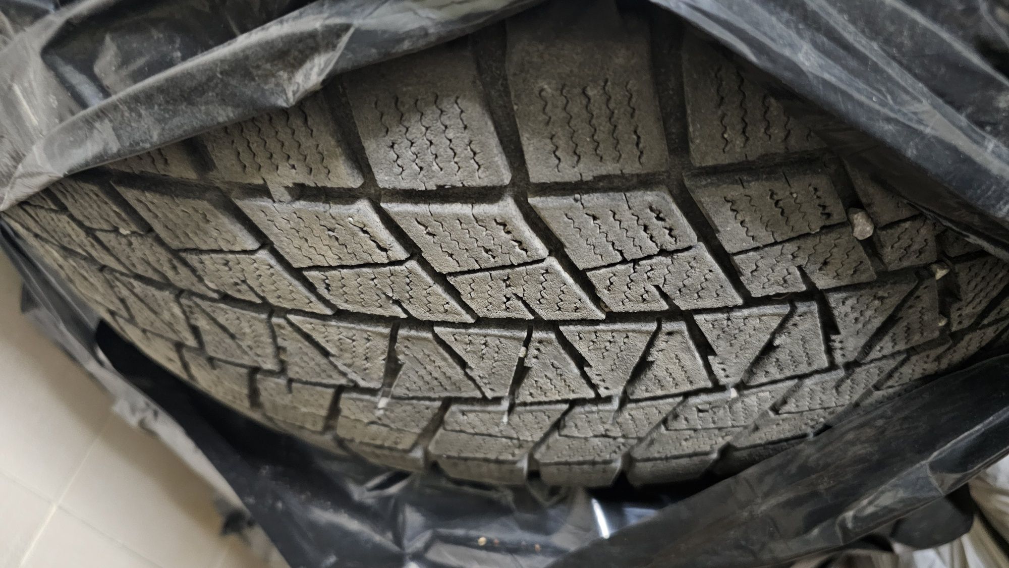 Bridgestone Blizzak DM-V1 275/50R22