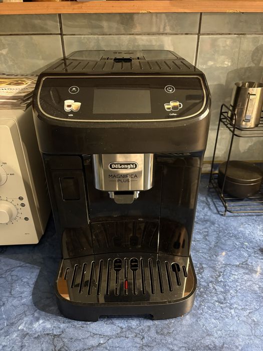 Vând Espressor De’Longhi Magnifica Plus ECAM 320.60.B