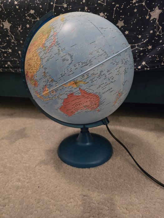 Glob pamantesc cu lumina, Night and Day