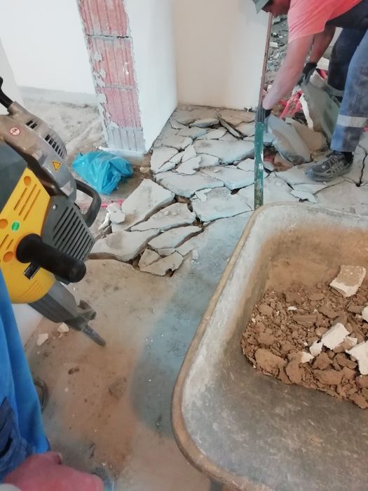 Demolări, sapa pereți gresie faianță beton transport moloz, nisip piat