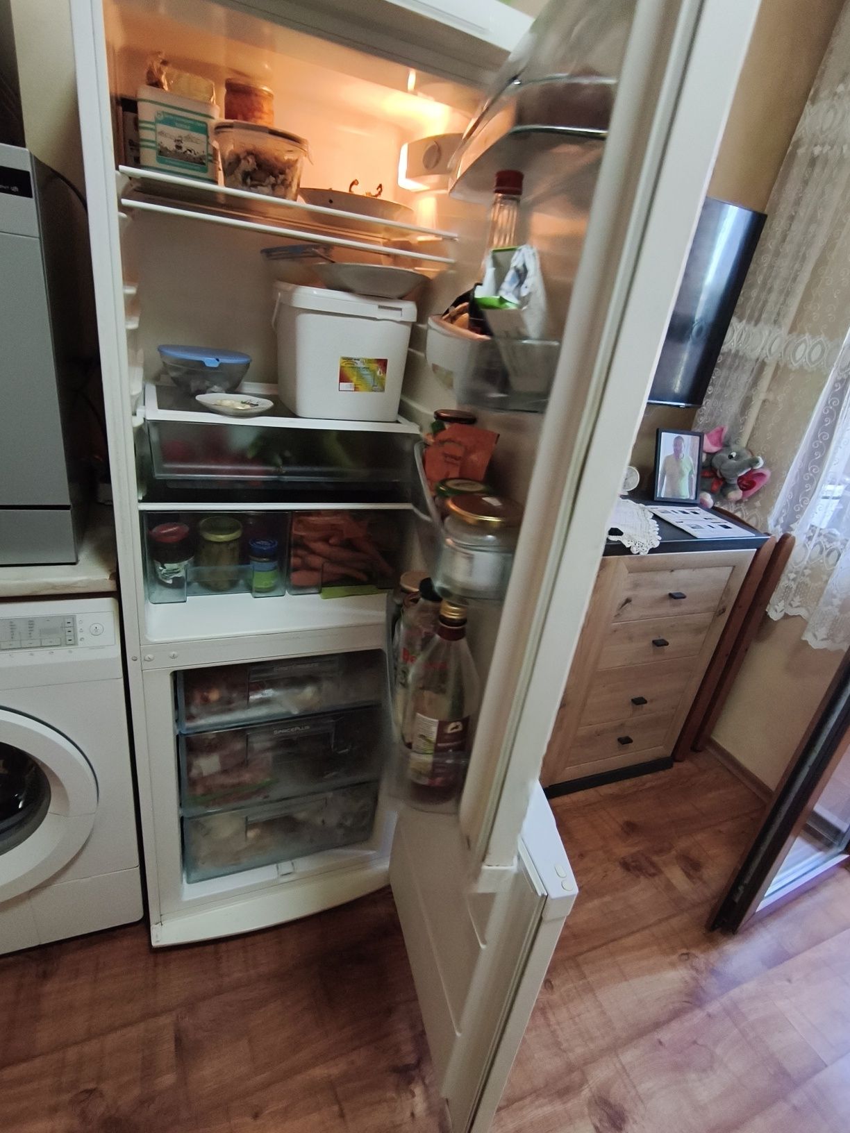 Продавам хладилник Електролукс
