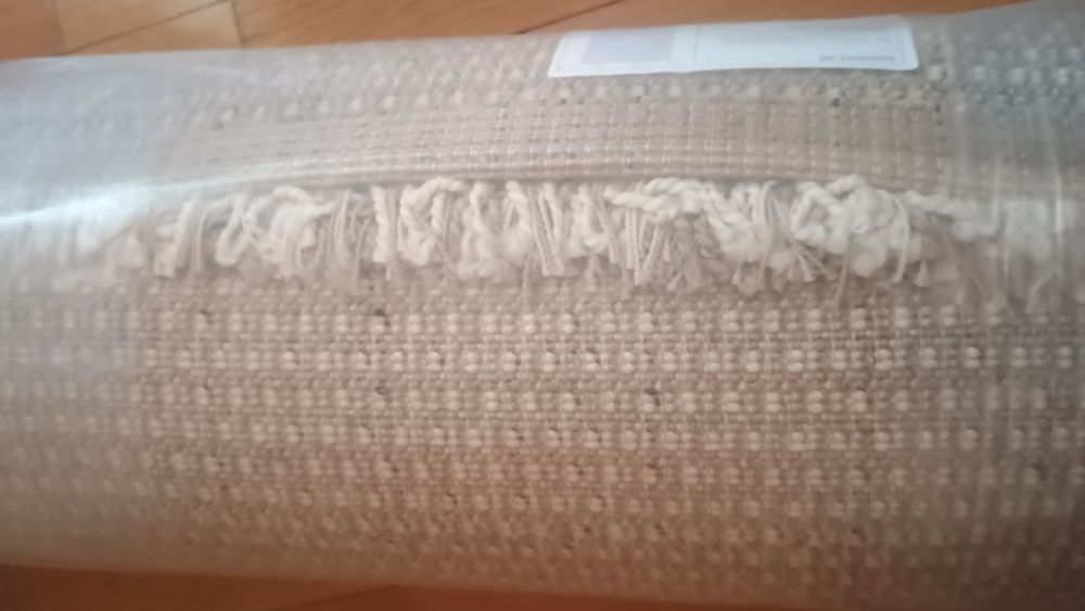 Covor pufos tip traversă.