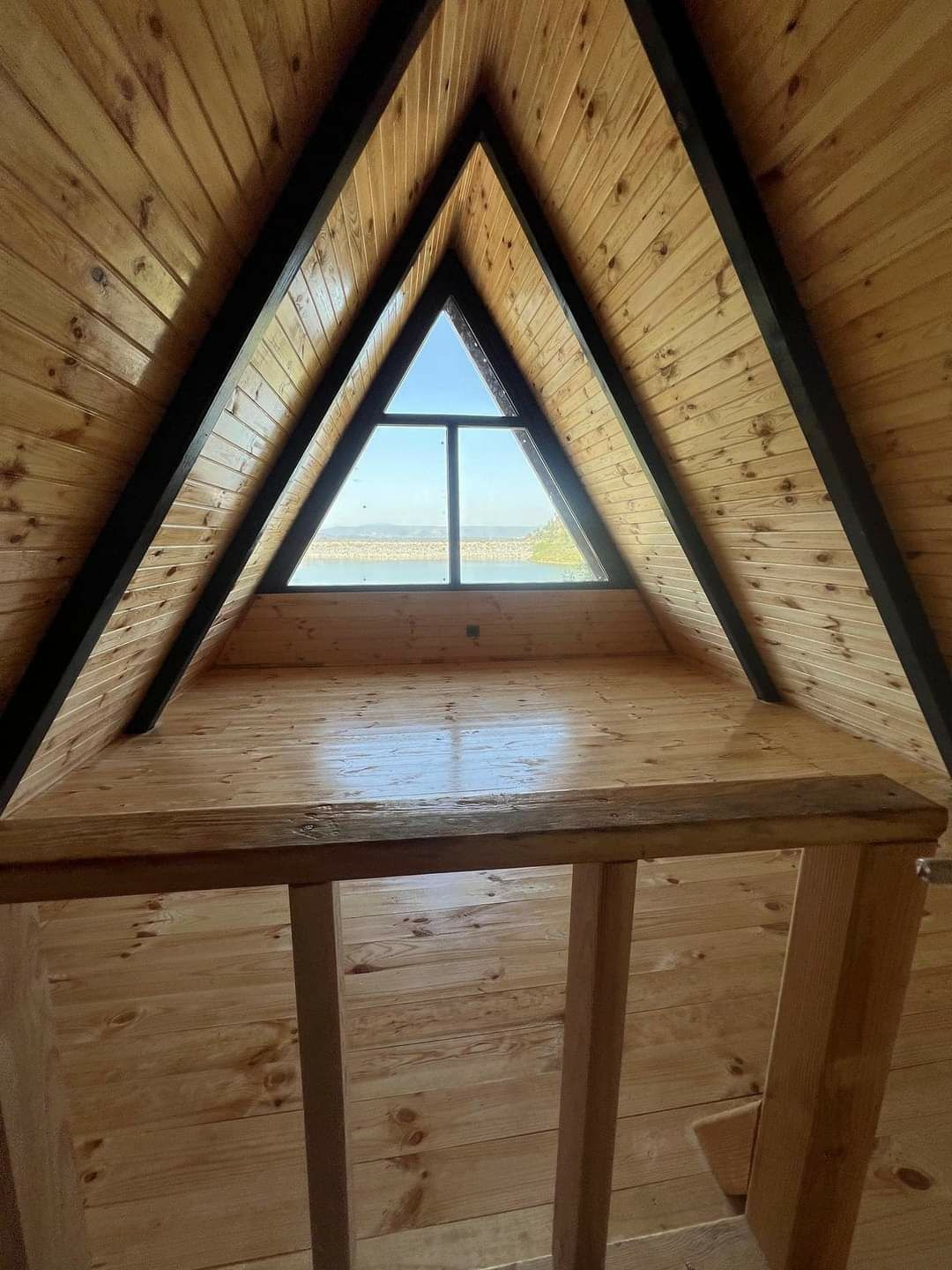Cabana A Frame, case din lemn uscat și tratat, foișoare, magazii