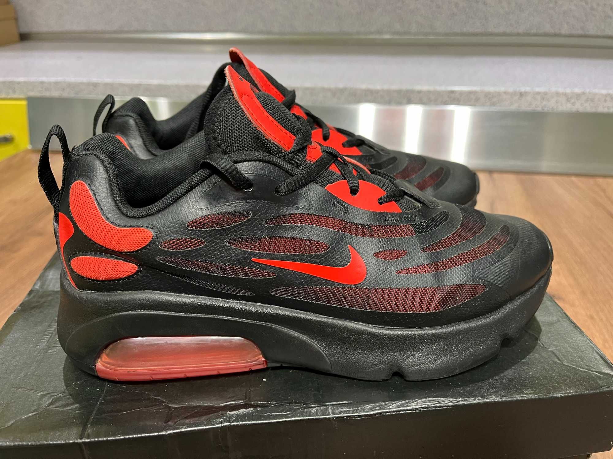 ОРИГИНАЛНИ *** Nike Air Max Exosense / Black/Chile Red/Black