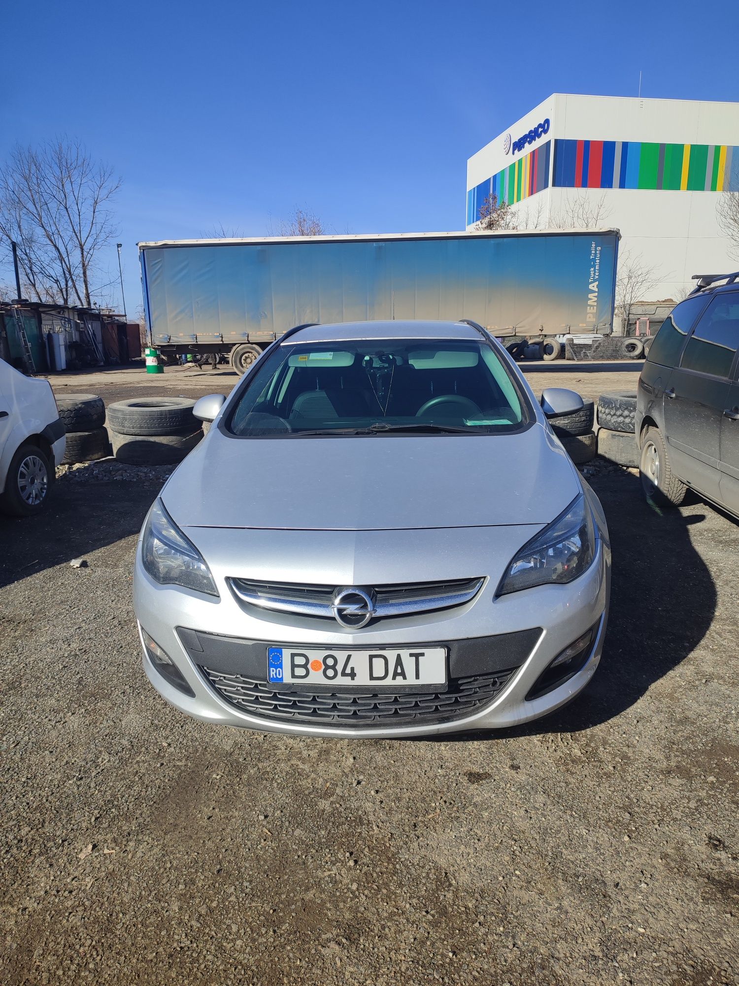 Vând Opel Astra j an 2014 vand sau schimb cu Logan benzina gpl an 2016