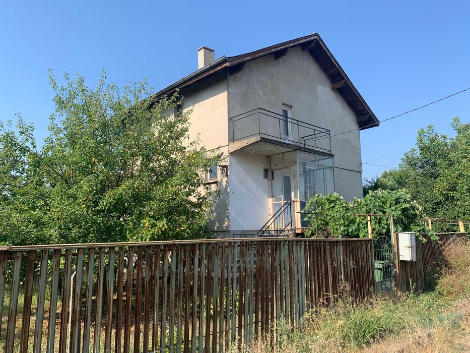 Продавам: Уютен семеен дом с голям двор 1164кв.м.