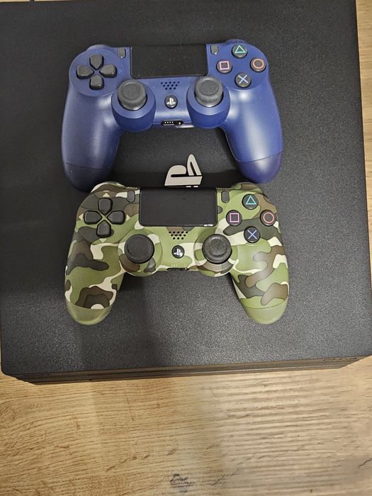 PS4 PRO + 2 Controllere