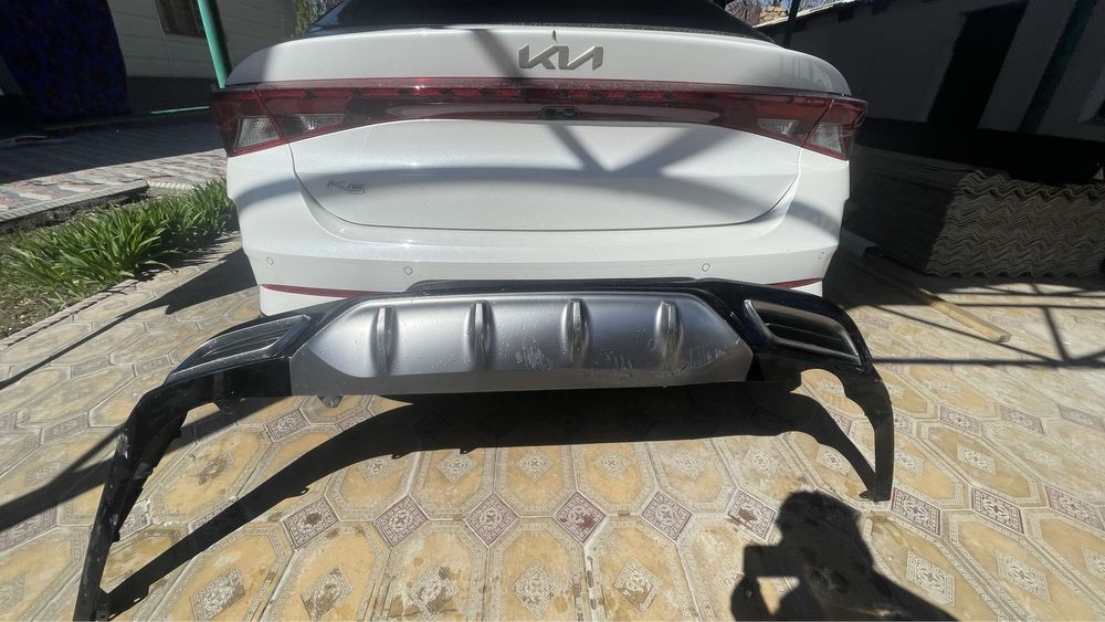 Задняя губа бампера накладк на KIA K5 г в хорошем состоянии