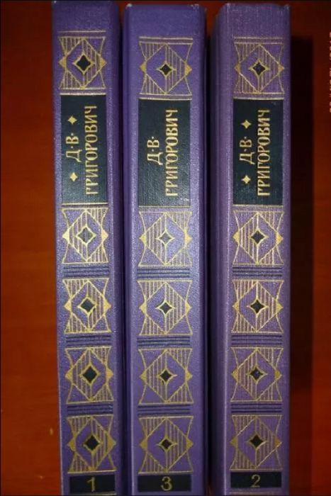 8 собраний сочинений Тургенева,Толстого,Маяковского, Есенина и т.д.