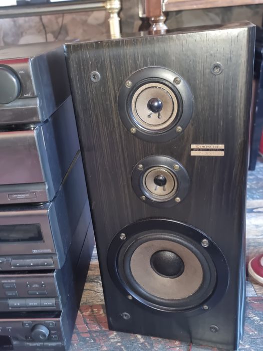 Vând  combina  Pioneer 
Aceasta vine cu 2 boxe 
Pentru mai multe detal