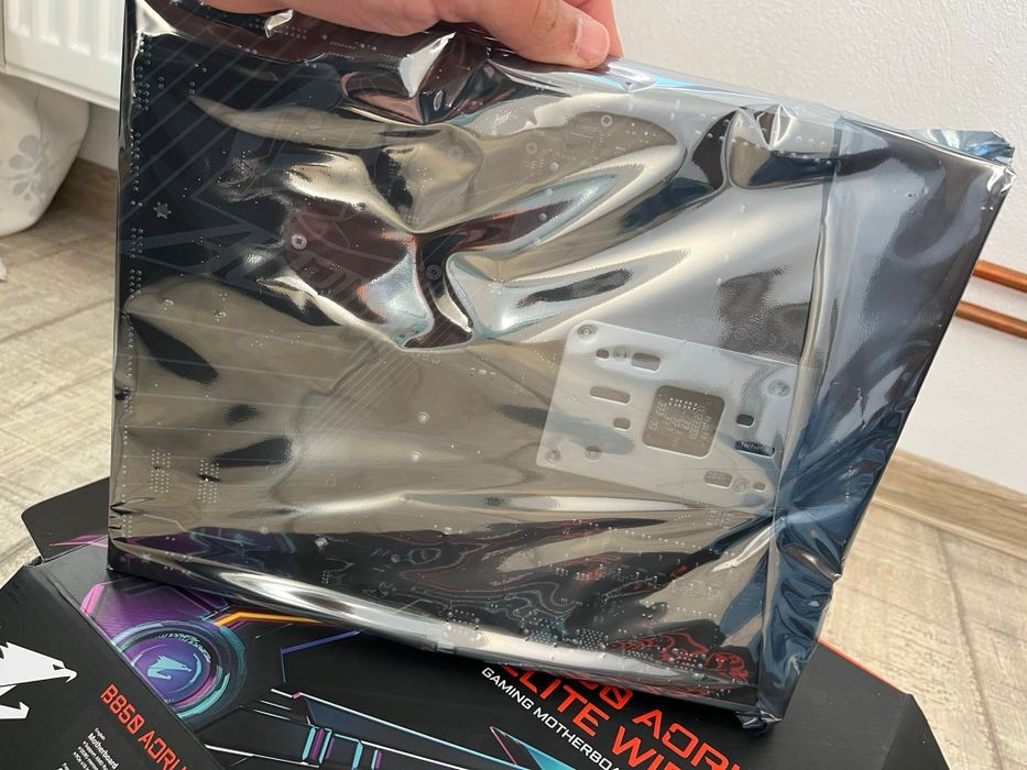 Vând placă de bază GIGABYTE B850 AORUS ELITE WIFi7, produs nou!