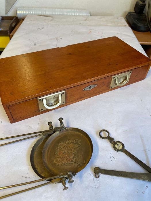 Valiza din lemn cu balanta de alama