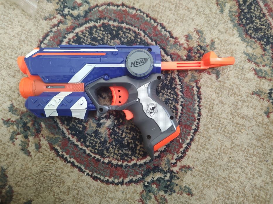 Pistol nerf cu laser+ 10 gloante de burete