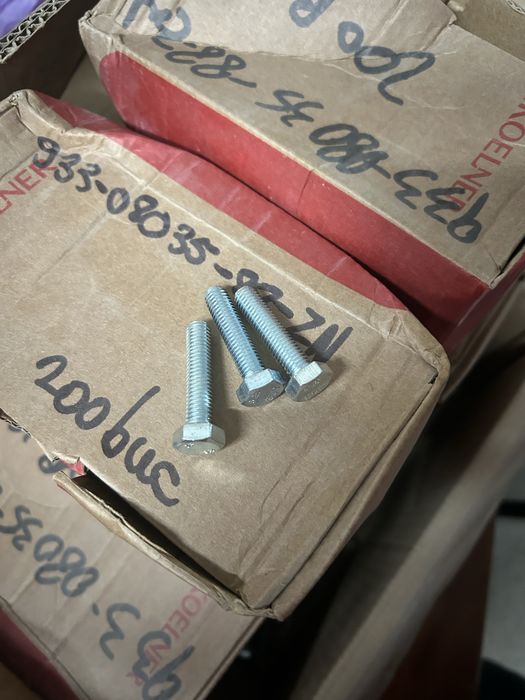 Suruburi exagonala de 8,8 mm