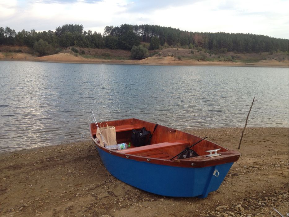 Продавам дървена лодка