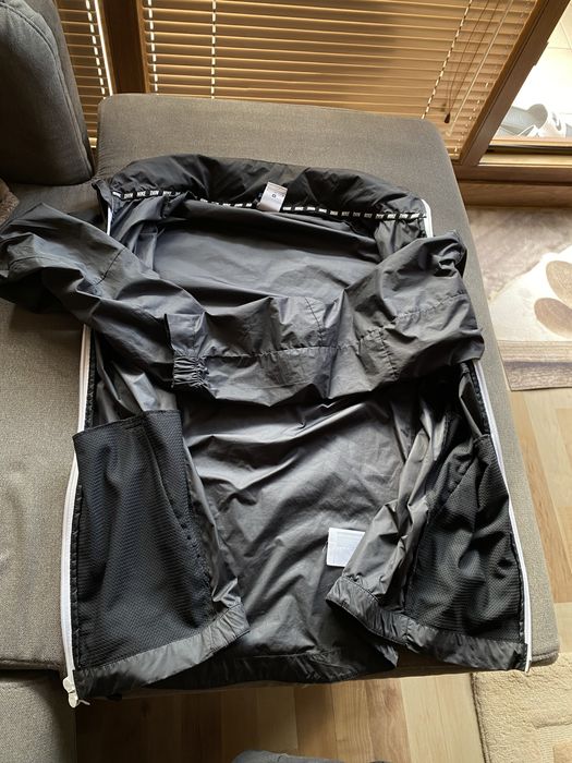 Черна ветровка Nike