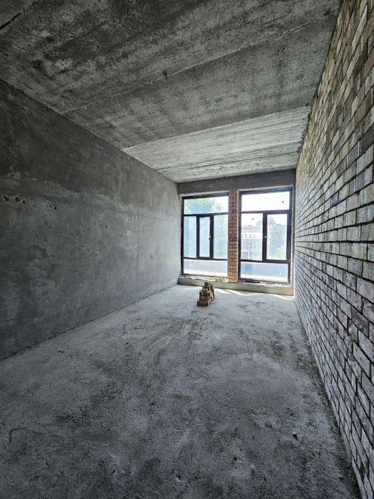 Коробка. 1100$ 1 кв.м Гагарина 2 этаж 4 хона 136кв сквозной