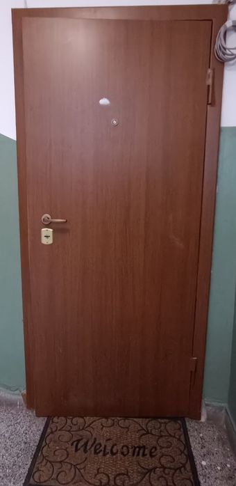 Външна здрава врата