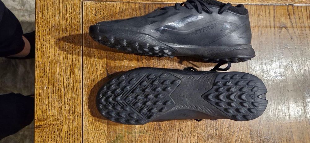 Бутонки и маратонки за футбол