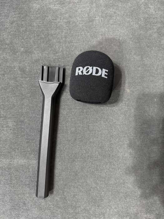 Микрофони Rode Wireless Me и стойка за микрофон Rode