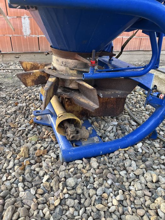 Vând mașina de împrăștiat