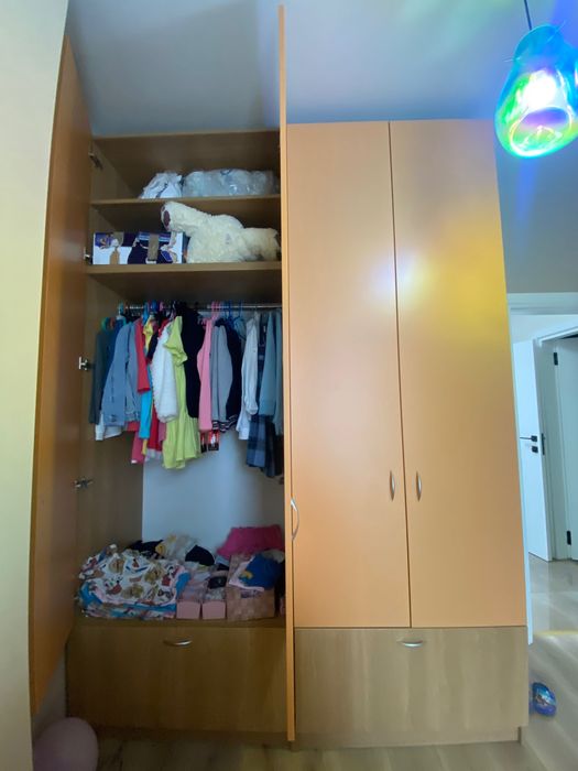 Четирикрилен гардероб с надстройка 180 см ширина, 58 см дълбочина