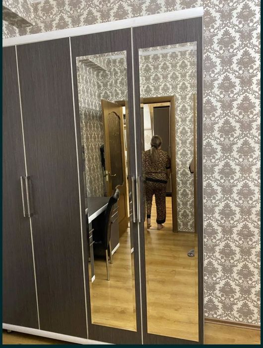 Продам шкаф с распашными дверями