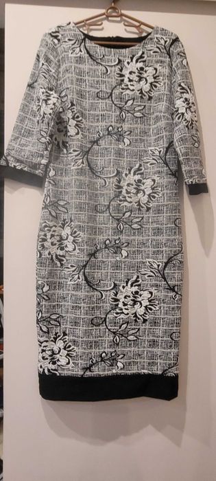 Дамска рокля с флорални елементи