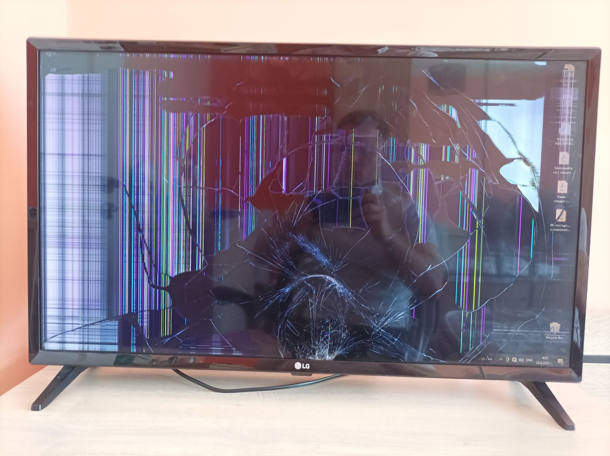 Телевизор LG 32LV340C (с удар, за части)