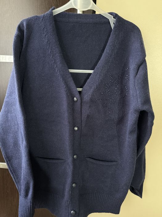 Новая кофта на девочку подойдет для школы