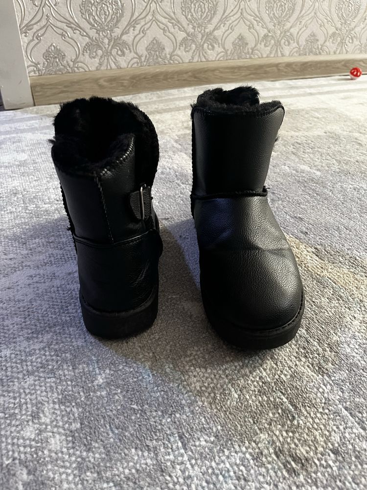 Продам зимнюю обувь (уги)