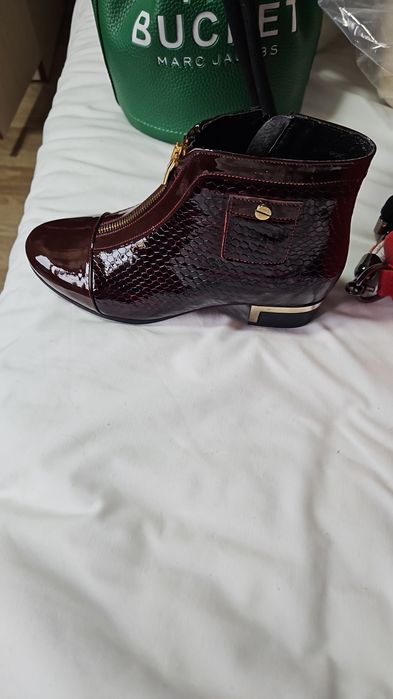 Продам  обувь.Стоит условная цена.