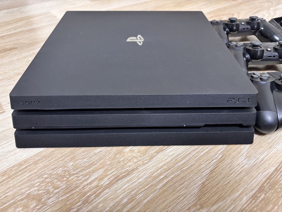 PS 4 PRO 1TB + 3 controlere + suport si incarcator + baterie