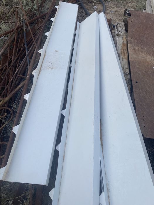 Подоконник из листа со стороны улицы