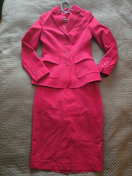 Стилен костюм. Удобна ,лека материя, подходящ за всеки ден.
