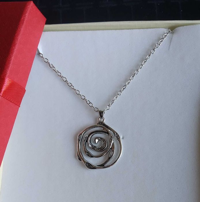 Ново, сребърно колие/ ланец с висулка.12 различни модели. В кутия.