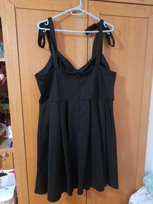 Черна разкроена рокля с връзващи се презрамки