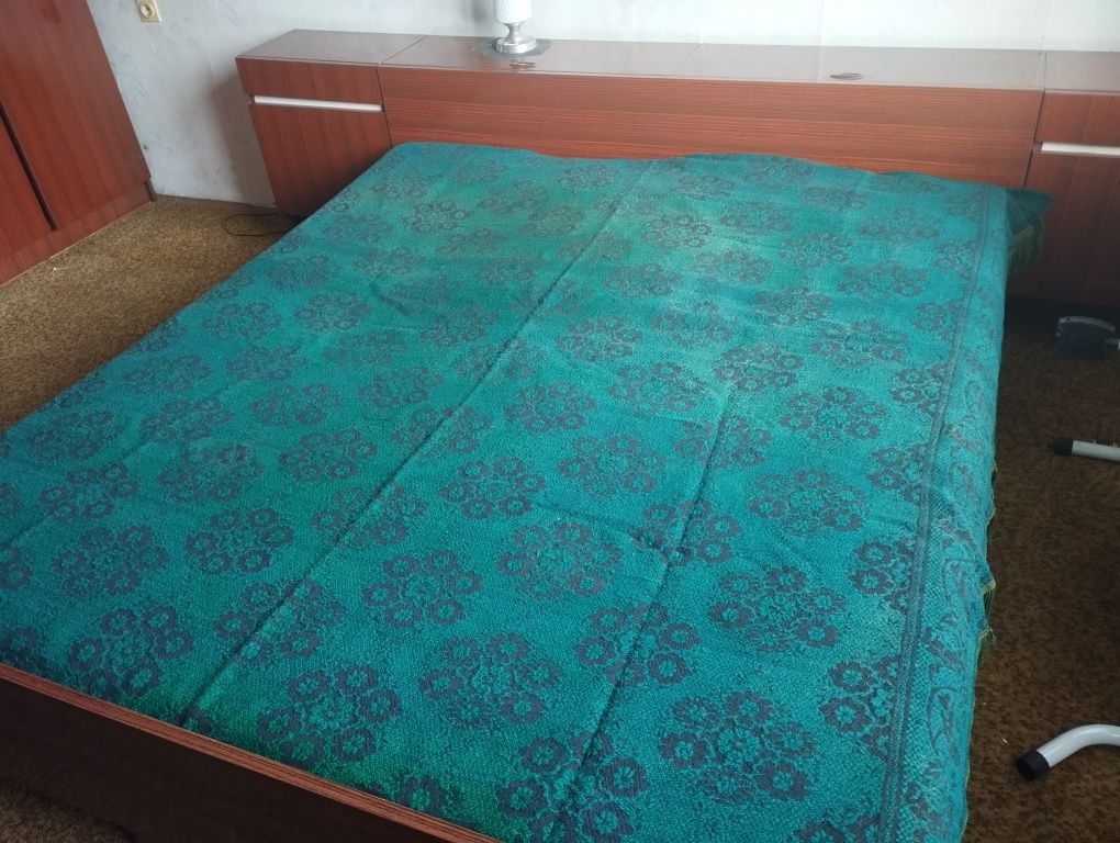 Продавам спалня с подматрачни рамки и ракла + нощни шкафчета